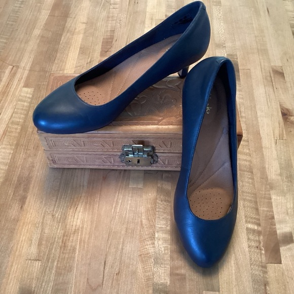 CLARKS Navy Blue Leather Heavely Shine Kitten Heel Almond Toe Comfy Pumps 8 M - Picture 1 of 12